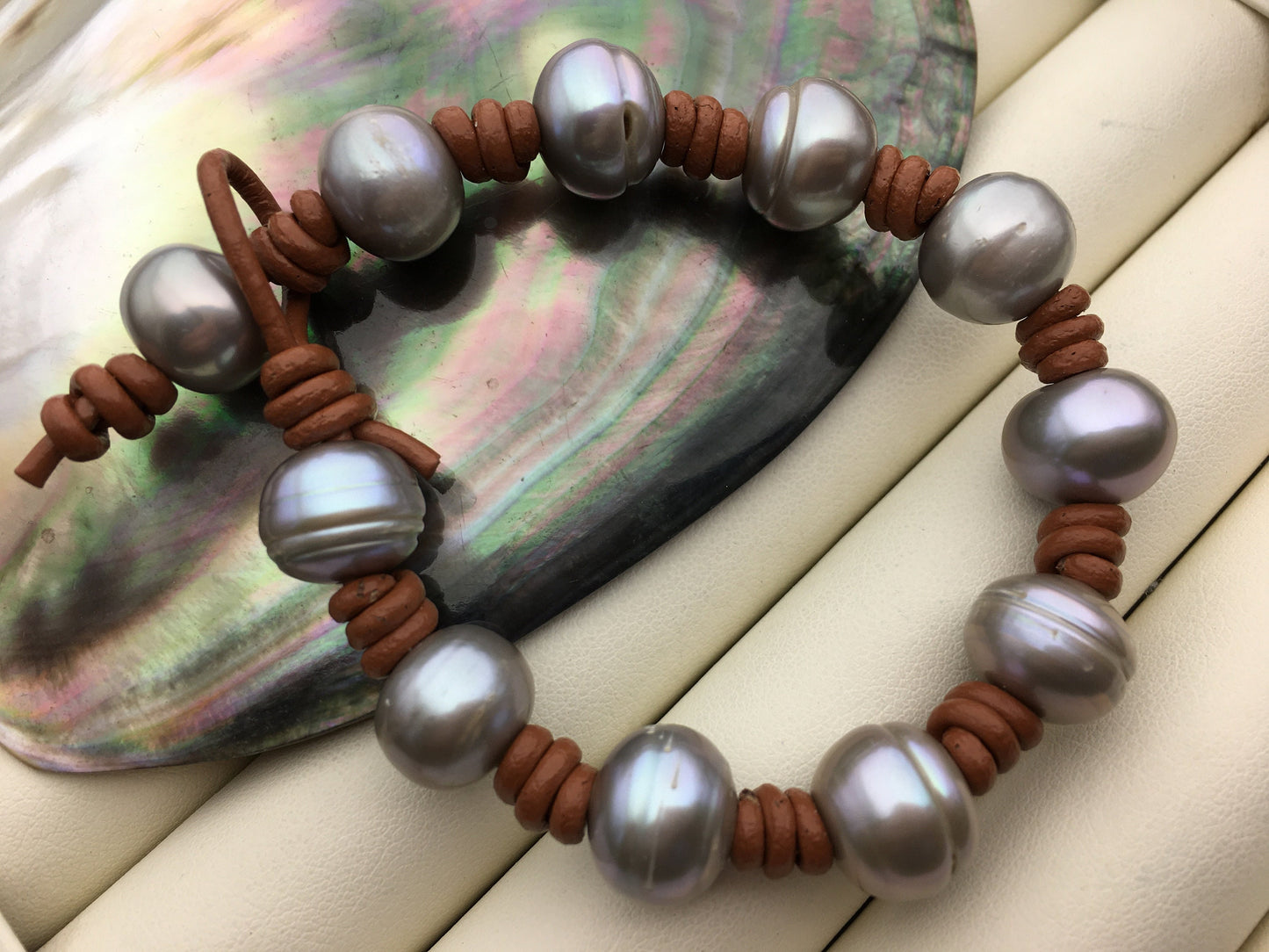 Gray button round freshwater pearl Leather bracelet,Handmade Cuff,Black Pearls on Brown Leather,Black leather bracelet,Le7-003