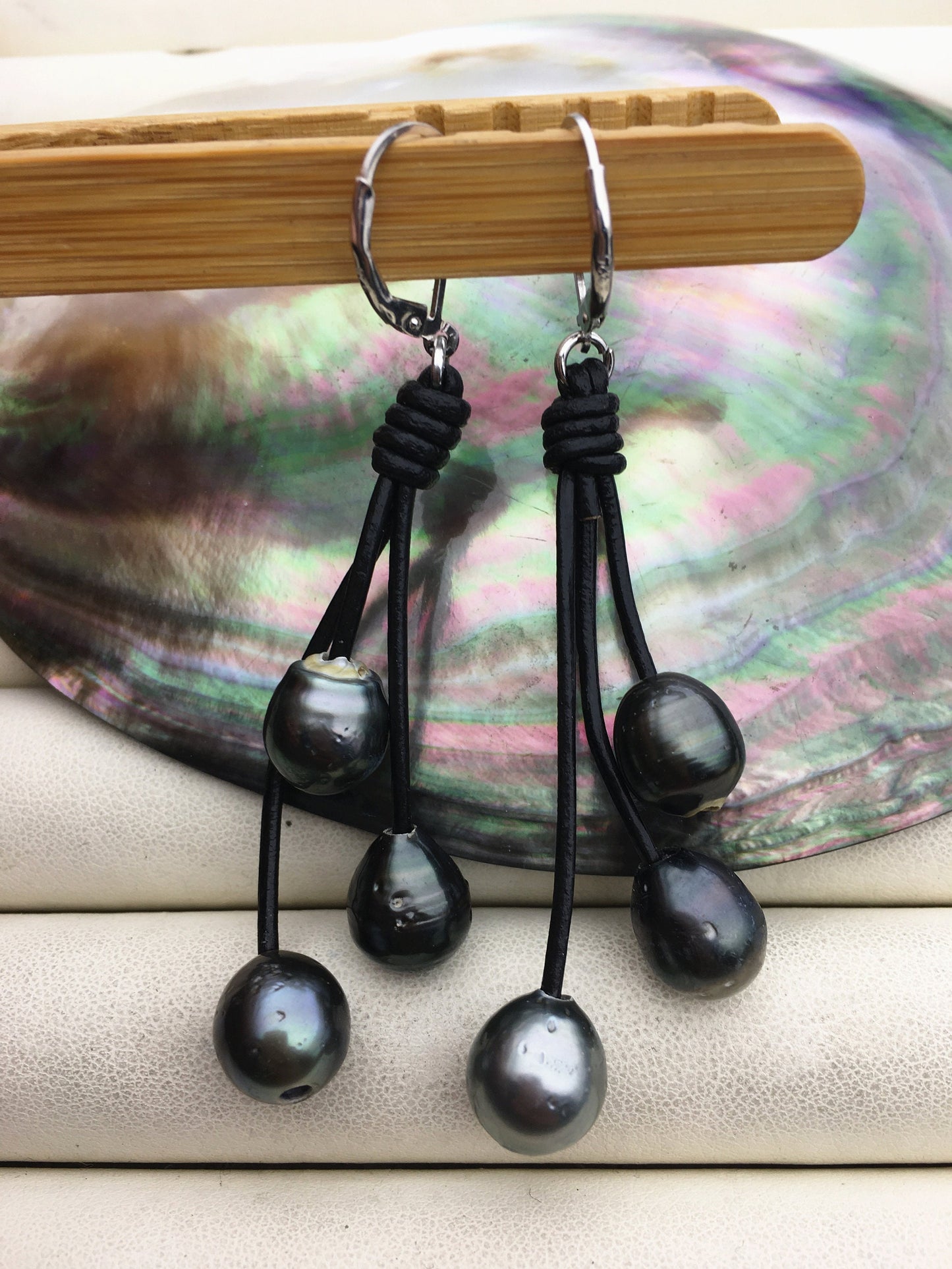 HandMade Real Tahitian Sea Pearl and Leather dangle Earrings- Real leather - Select Leather Color - Le51-005