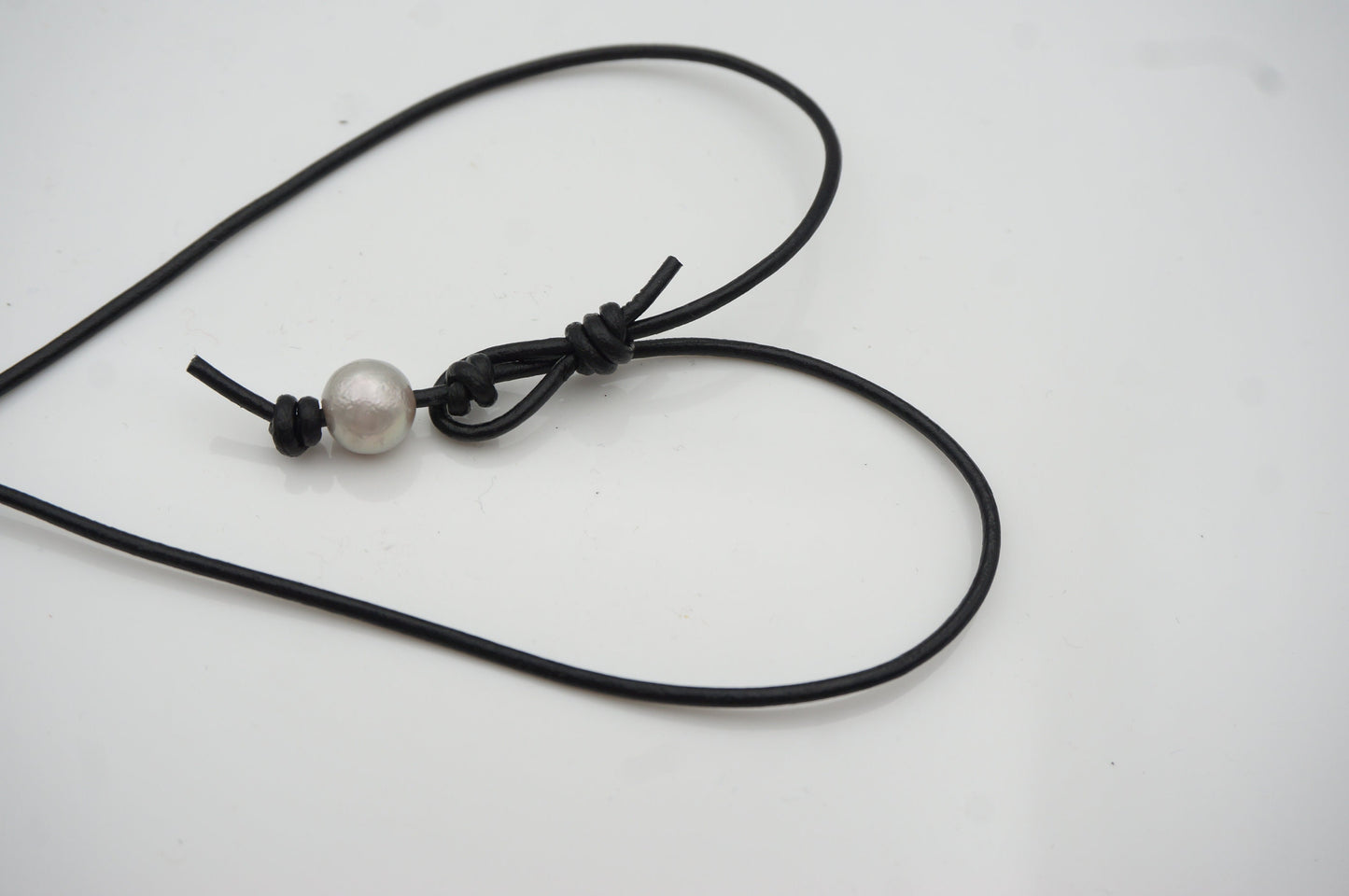 2 big Gray flameball pearl leather drop necklace,Pearl and Leather Lariat Necklace,Leather Pearl necklace,Le4-058