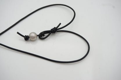 2 big Gray flameball pearl leather drop necklace,Pearl and Leather Lariat Necklace,Leather Pearl necklace,Le4-058