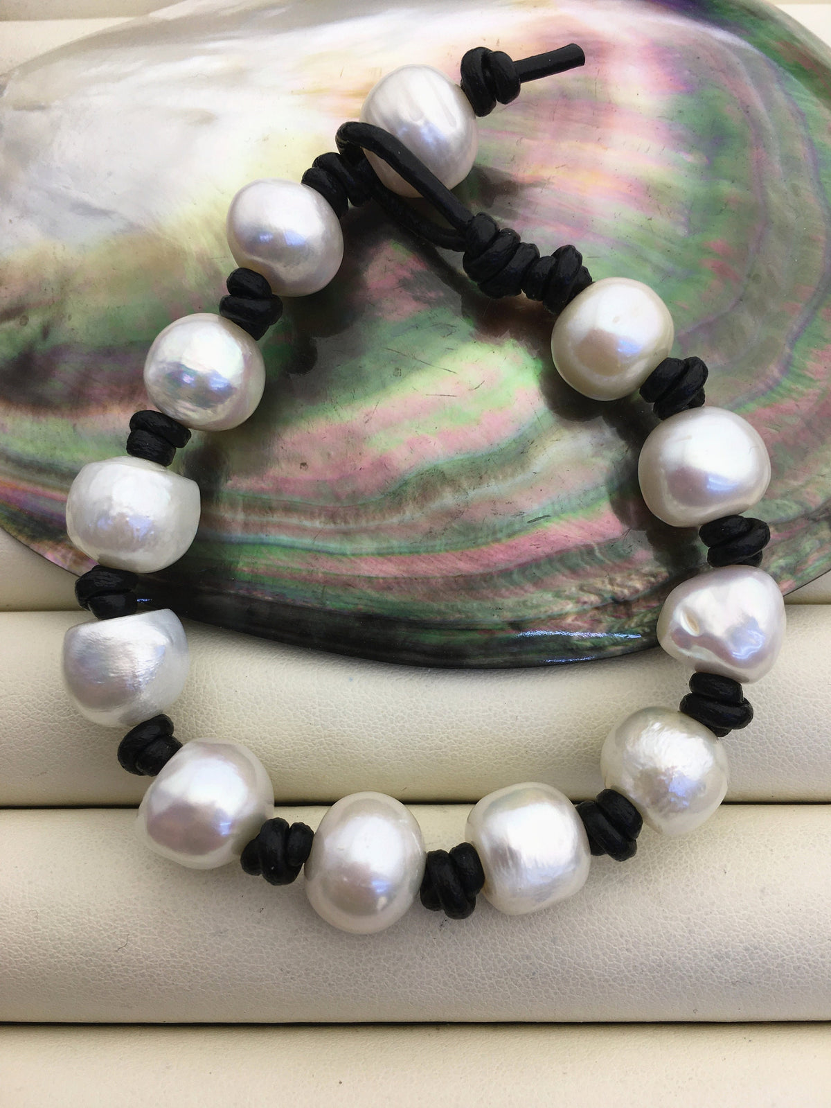 12-13mm white big pearl leather bracelet- Leather Pearls Bracelet - Real leather - Le7-005