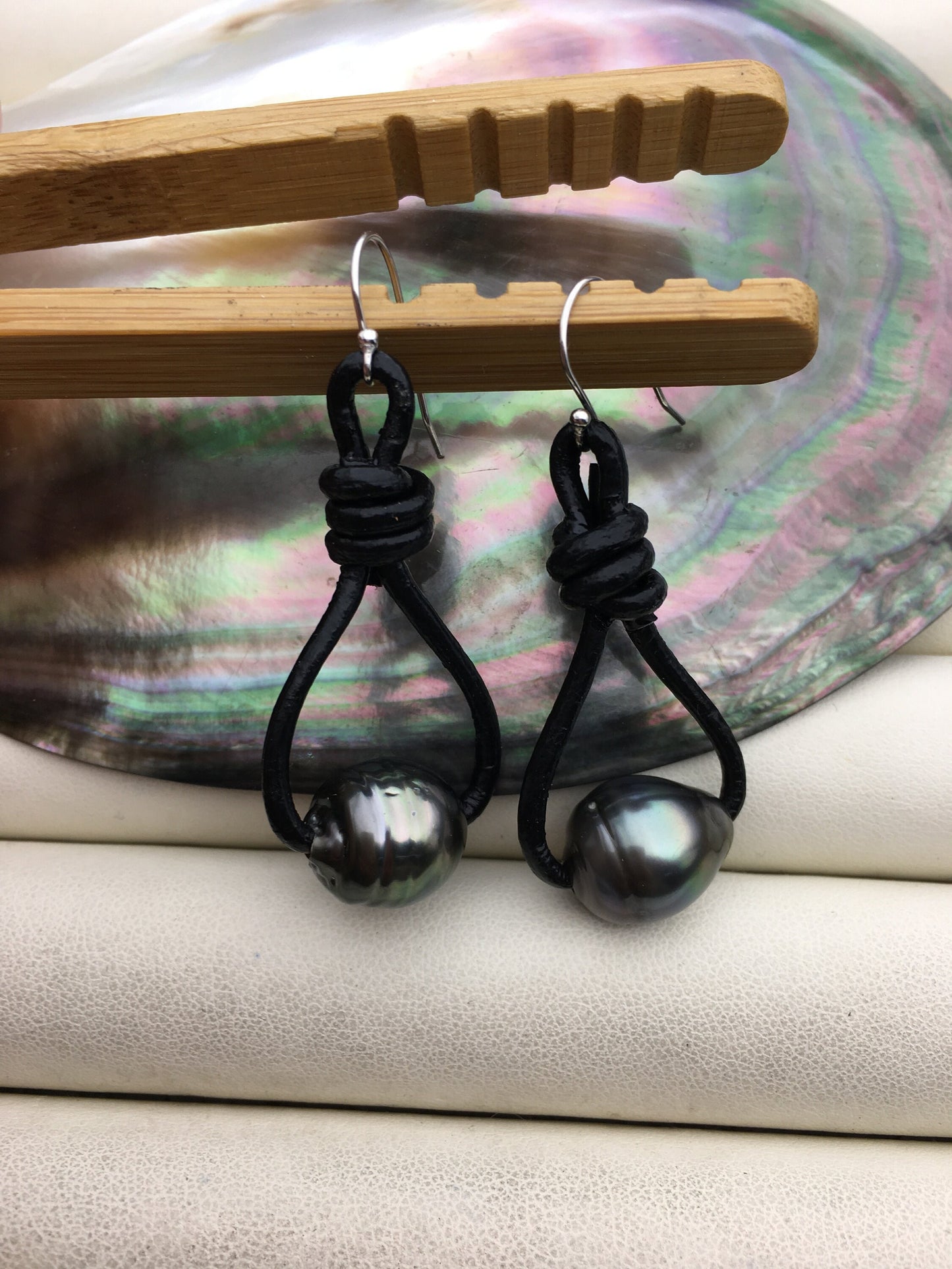 Big Green Black Tahitian Sea Pearl and Leather dangle Earrings- Real leather - Select Leather Color - Le51-008