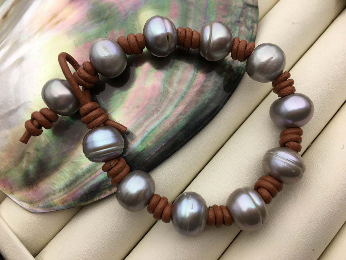 Gray button round freshwater pearl Leather bracelet,Handmade Cuff,Black Pearls on Brown Leather,Black leather bracelet,Le7-003