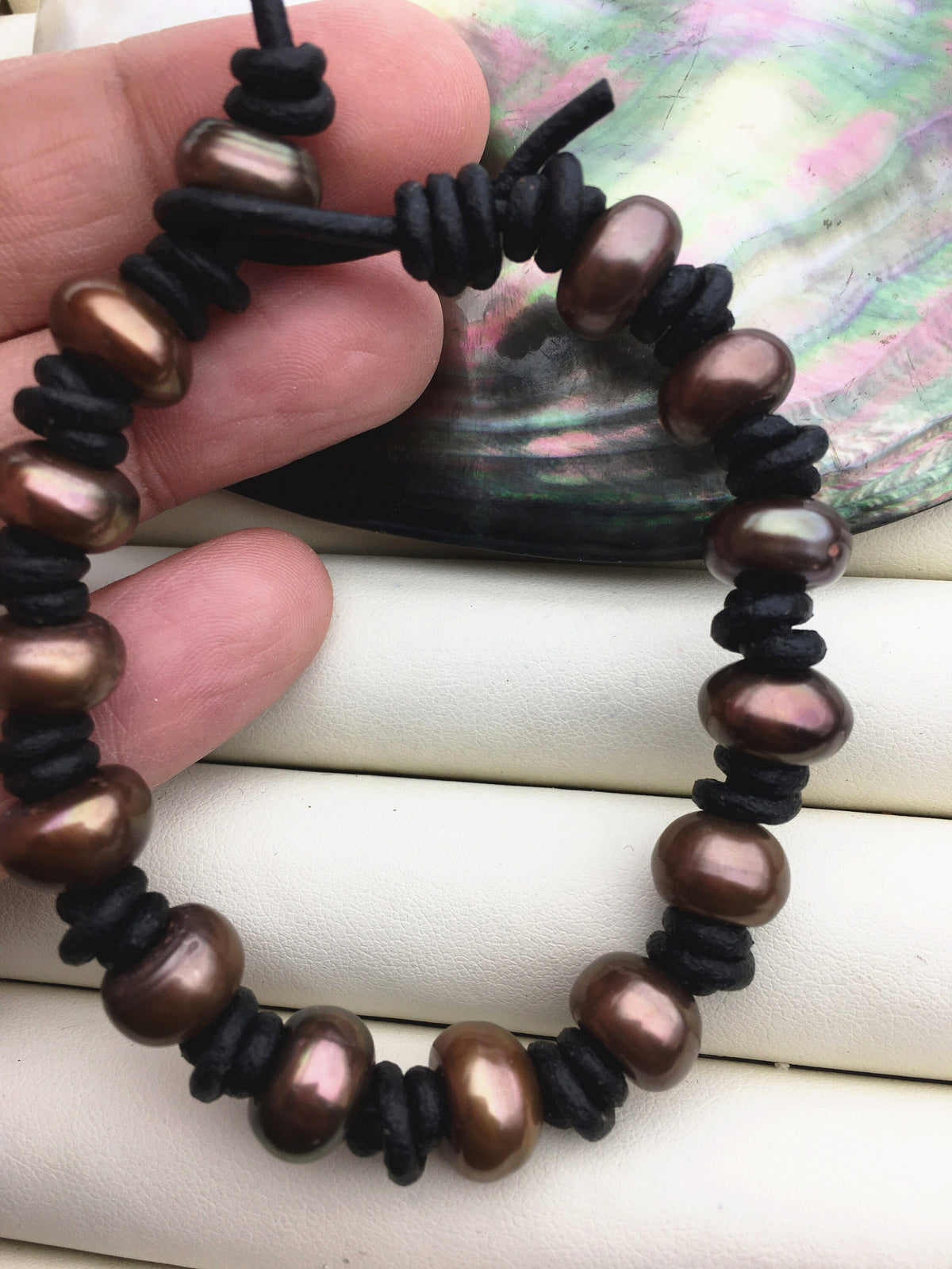 10mm brown button round pearl leather bracelet- Le7-004