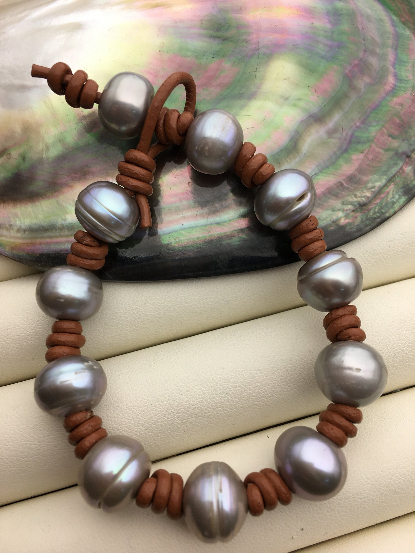 Gray button round freshwater pearl Leather bracelet,Handmade Cuff,Black Pearls on Brown Leather,Black leather bracelet,Le7-003