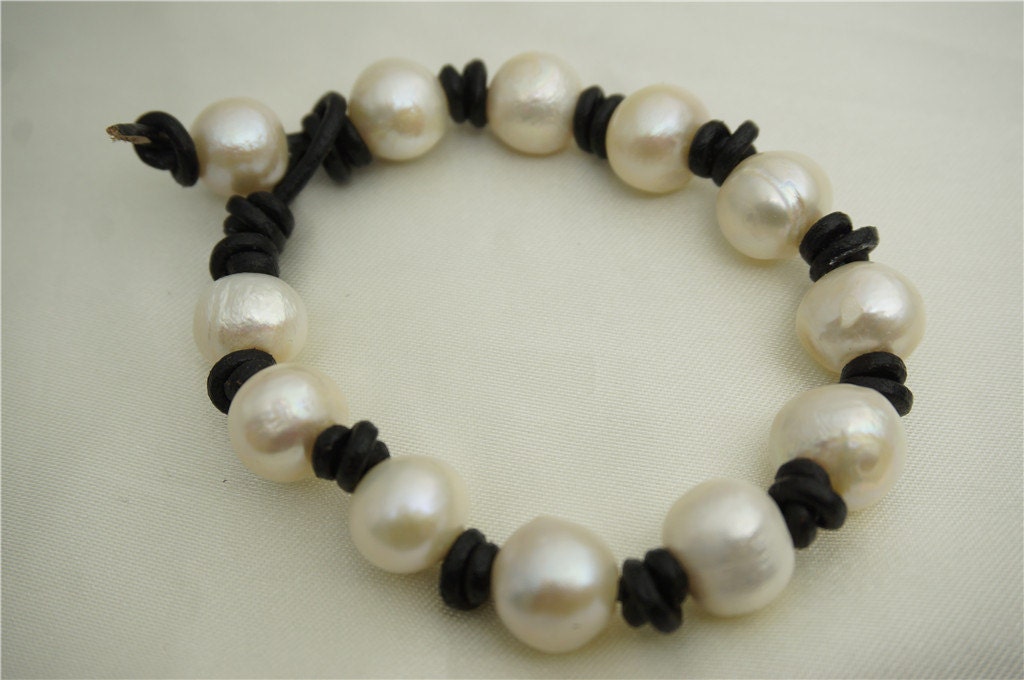 11mm big pearl bracelet,Leather Pearls Bracelet, Handmade Cuff,White Pearls on Brown Leather,Black leather bracelet,Le7-031