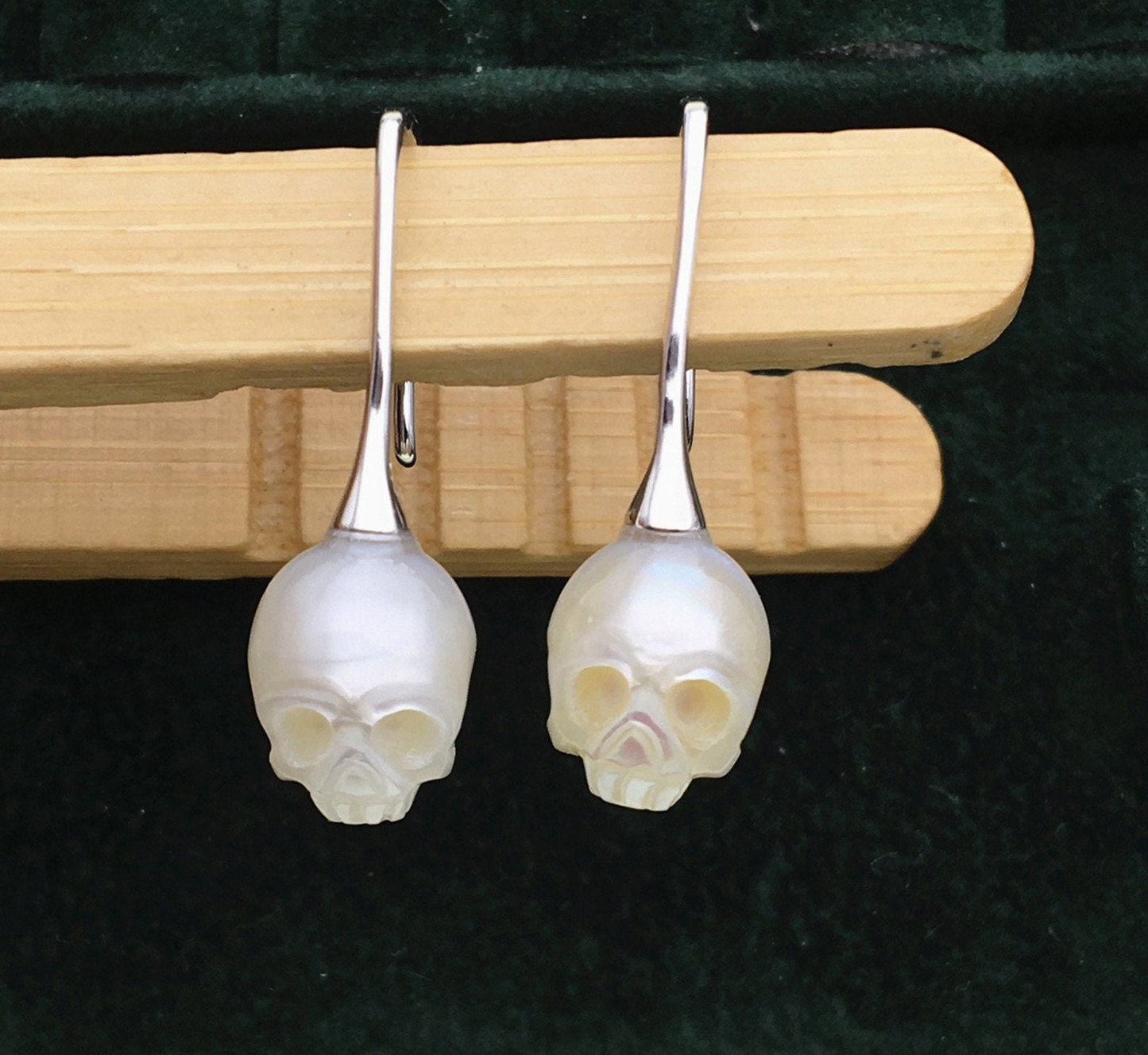 AAA 8mm white/Gray/Black HandMade Carved Skull Freshwater Pearl Dangle Earrings,Pearl Earrings for Women Girls,SE3-027-2