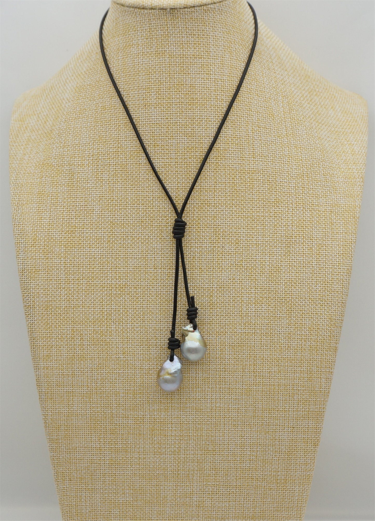 2 big Gray flameball pearl leather drop necklace,Pearl and Leather Lariat Necklace,Leather Pearl necklace,Le4-058