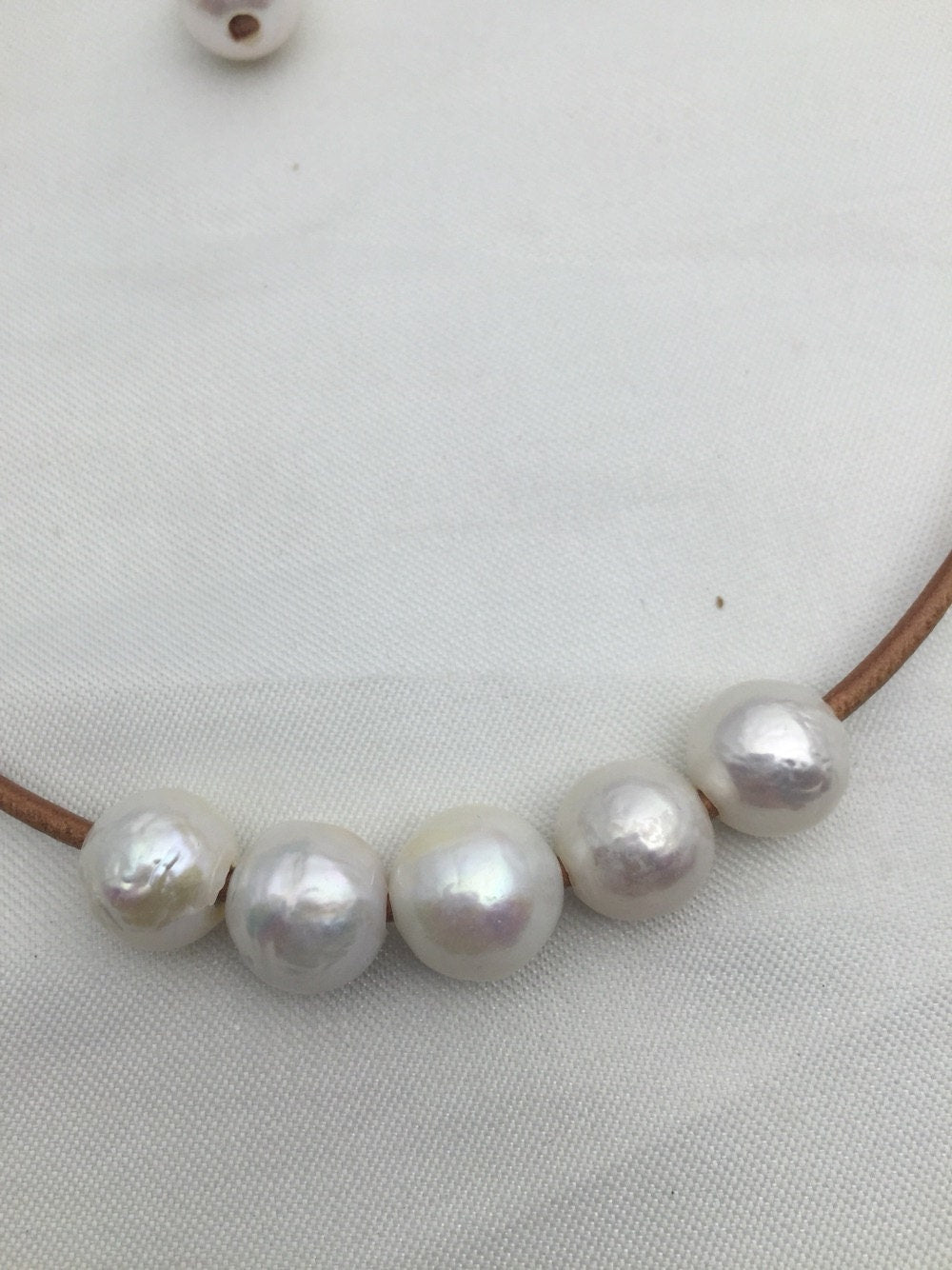 Five Round pearl leather necklace,Leather Pearl Necklace, Pearl Leather Necklace,Light Brwon Leather Pearl necklace,Le1-027
