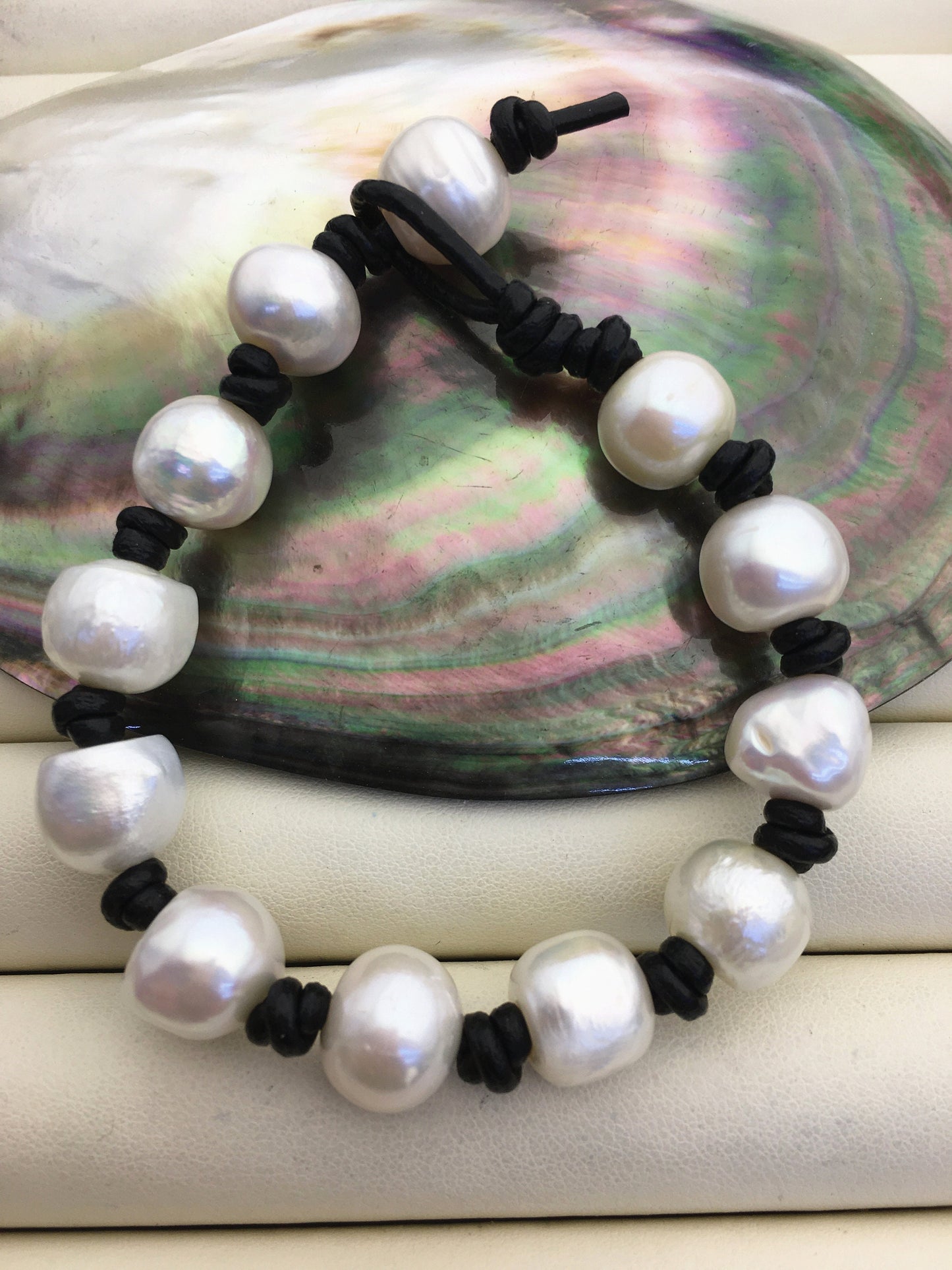 12-13mm white big pearl leather bracelet- Leather Pearls Bracelet - Real leather - Le7-005