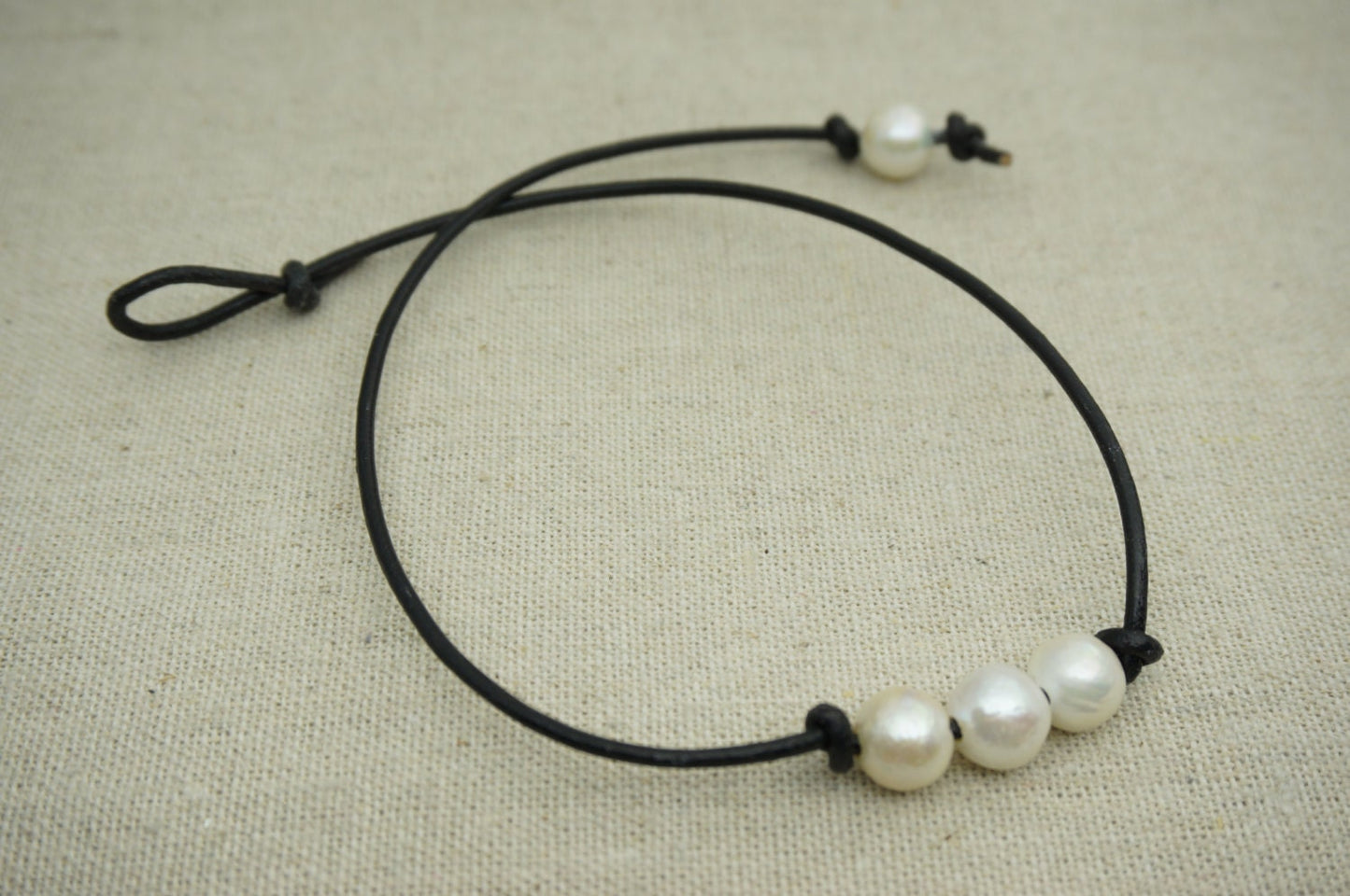Three pearl necklace, Leather Pearl Choker, Pearl Leather Necklace, White Freshwater pearl, Black Leather Pearl necklace, BROWN,Le1-009
