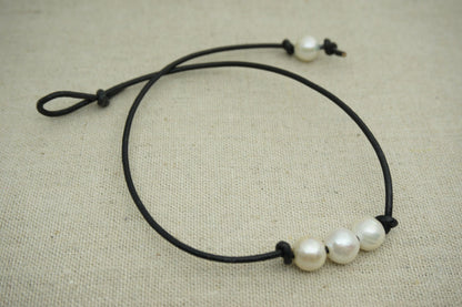 Three pearl necklace, Leather Pearl Choker, Pearl Leather Necklace, White Freshwater pearl, Black Leather Pearl necklace, BROWN,Le1-009