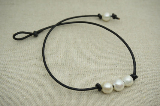 Three pearl necklace, Leather Pearl Choker, Pearl Leather Necklace, White Freshwater pearl, Black Leather Pearl necklace, BROWN,Le1-009