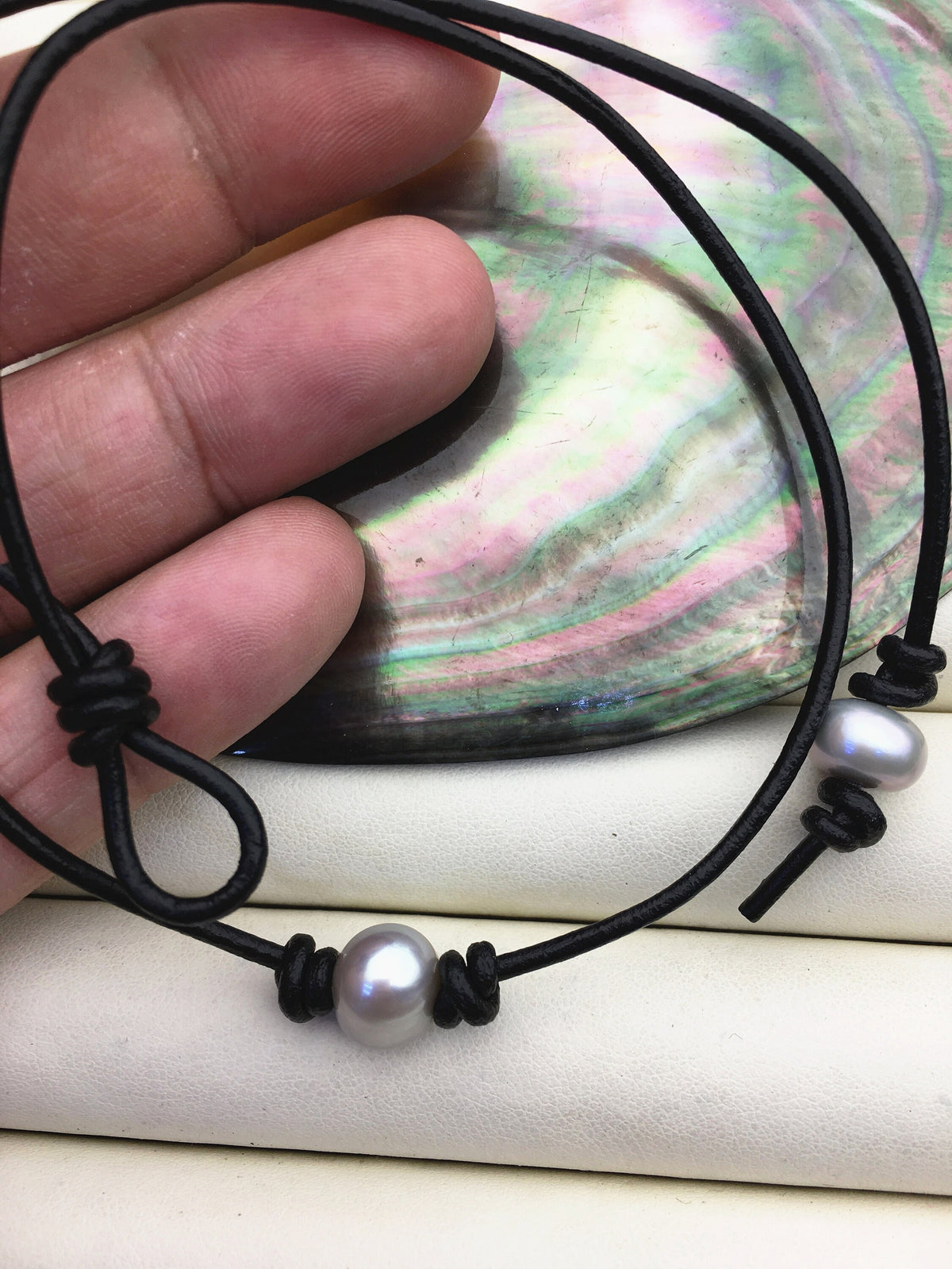 single gray pearl Leather Pearls choker Necklace - near round pearl - Genuine freshwater pearl - Black Tan Real leather - Le5-041