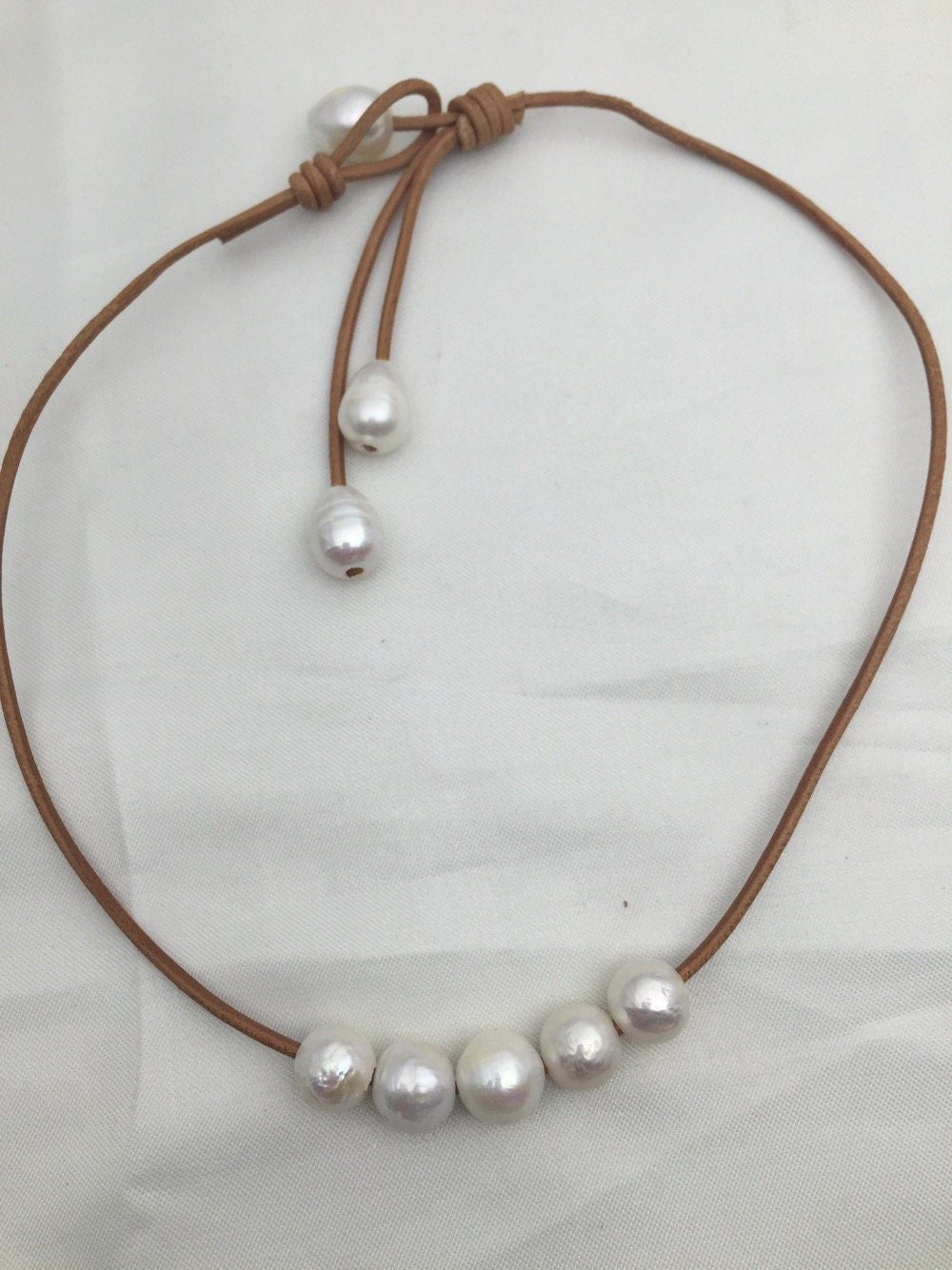 Five Round pearl leather necklace,Leather Pearl Necklace, Pearl Leather Necklace,Light Brwon Leather Pearl necklace,Le1-027