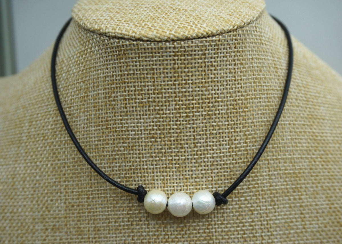 Three pearl necklace, Leather Pearl Choker, Pearl Leather Necklace, White Freshwater pearl, Black Leather Pearl necklace, BROWN,Le1-009