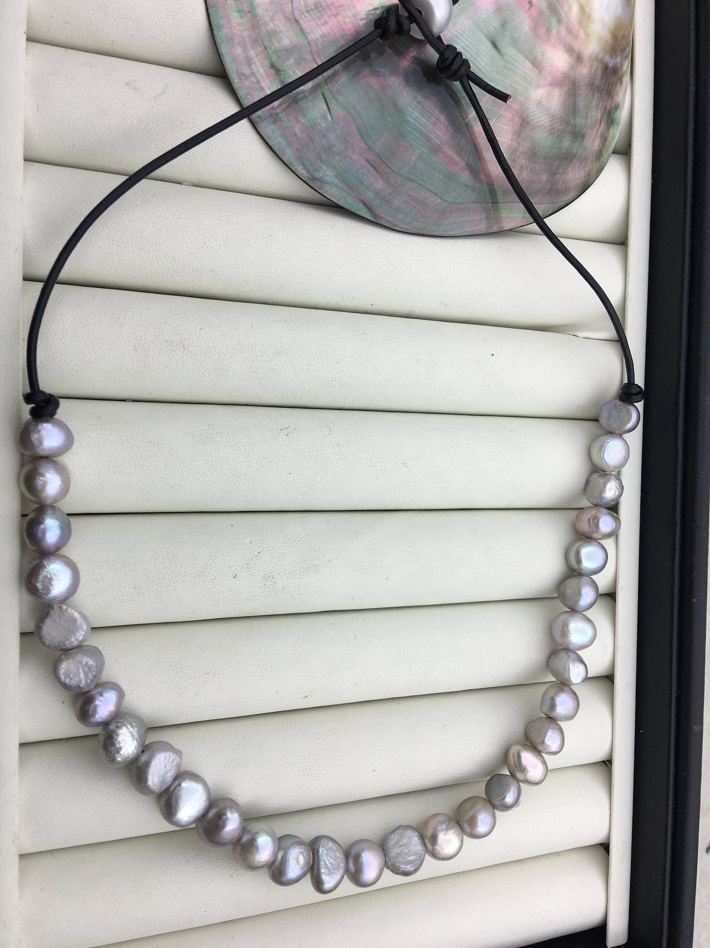 Gray baroque pearl Pearl and Leather Lariat Necklace, Light Brwon Leather Pearl necklace, Leather baroque pearl necklace,Le2-048
