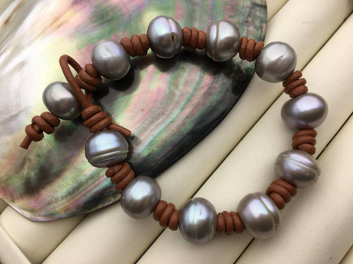 Gray button round freshwater pearl Leather bracelet,Handmade Cuff,Black Pearls on Brown Leather,Black leather bracelet,Le7-003
