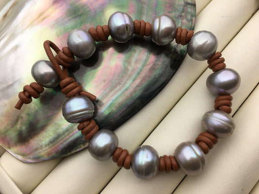 Gray button round freshwater pearl Leather bracelet,Handmade Cuff,Black Pearls on Brown Leather,Black leather bracelet,Le7-003