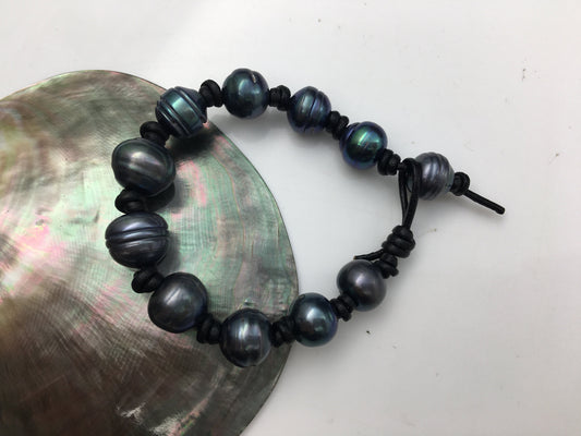 Metallic Blue Button pearl bracelet,Leather Pearls Bracelet, Handmade Cuff,Black Pearls on Brown Leather,Black leather bracelet,Le7-098