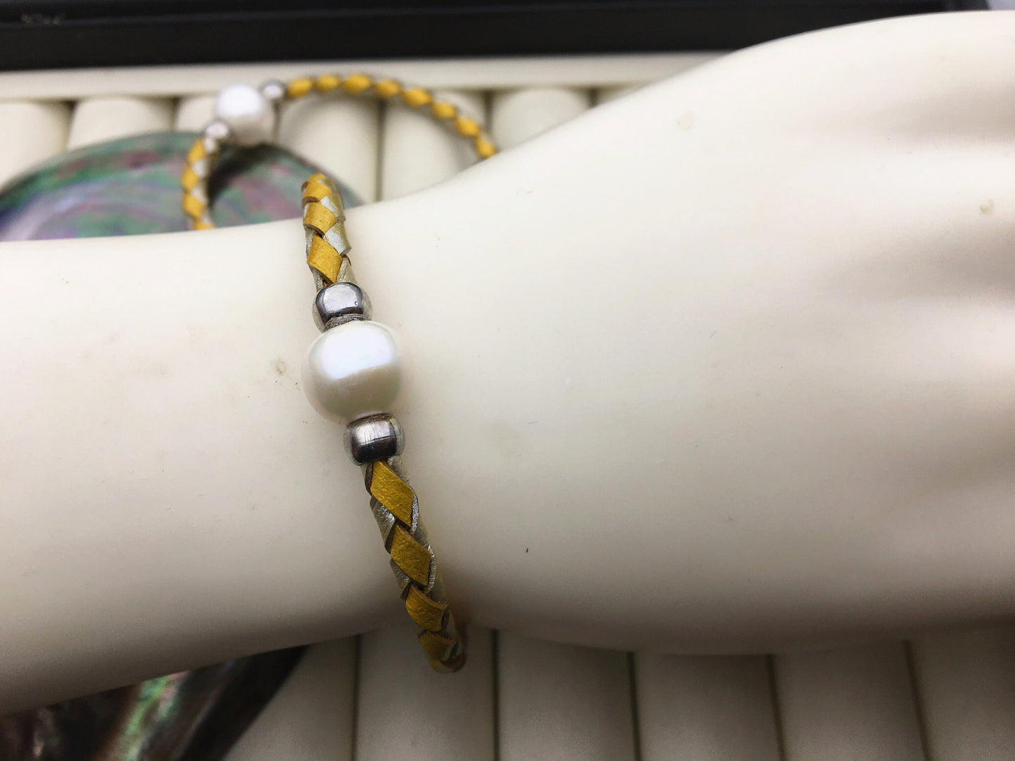 7.5'' yellow leather elastic pearl Bracelet,10mm Big white Freshwater Pearl Bracelet, Wedding Bracelet,B8-035