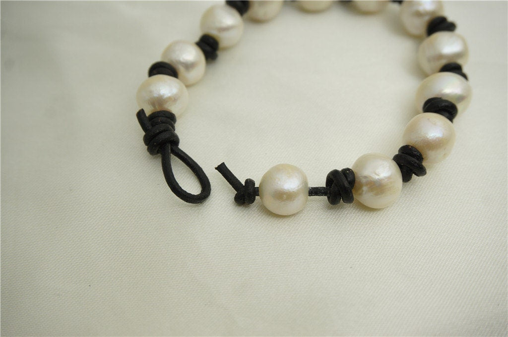 11mm big pearl bracelet,Leather Pearls Bracelet, Handmade Cuff,White Pearls on Brown Leather,Black leather bracelet,Le7-031