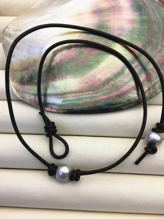 single gray pearl Leather Pearls choker Necklace - near round pearl - Genuine freshwater pearl - Black Tan Real leather - Le5-041