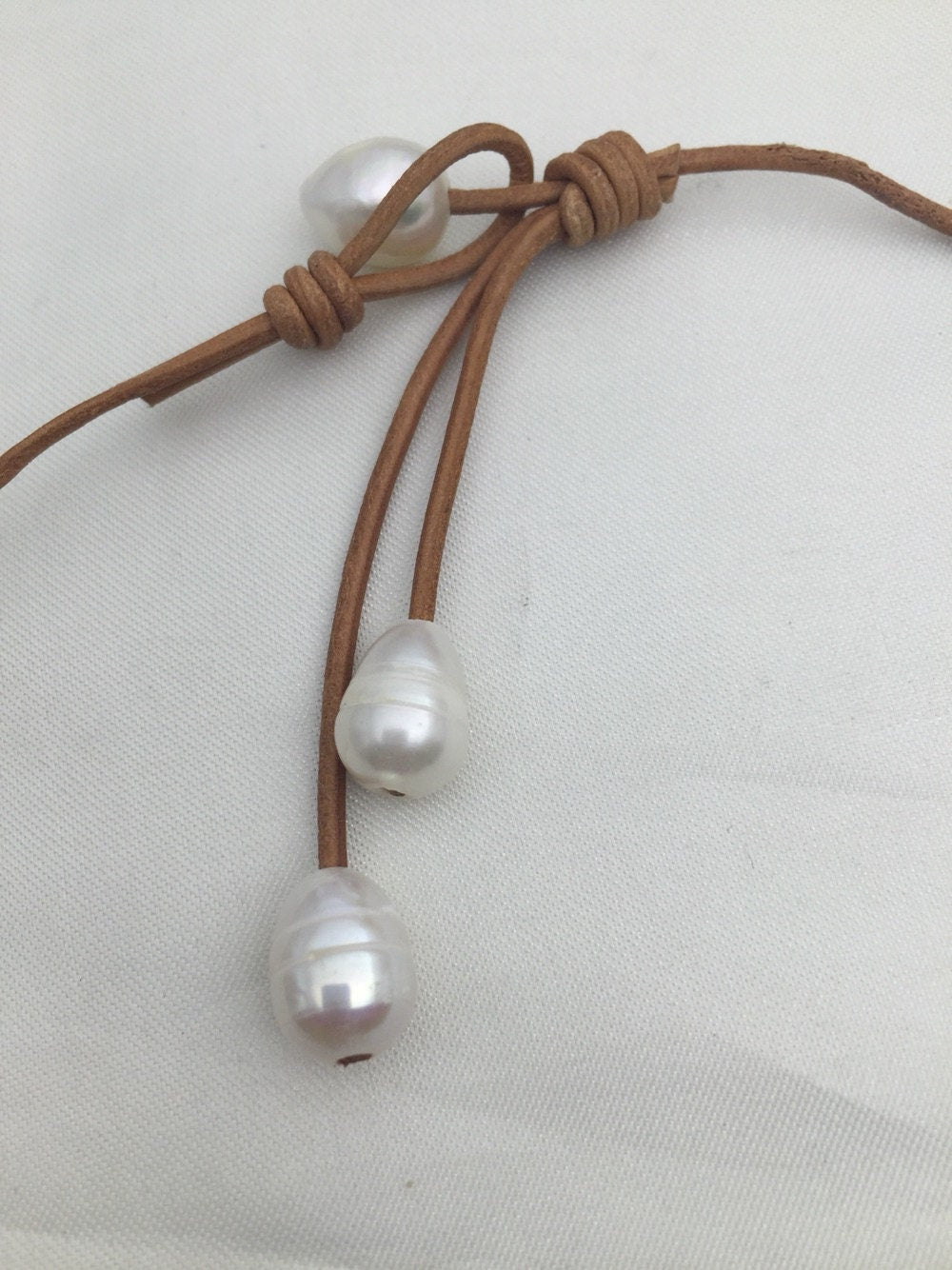 Five Round pearl leather necklace,Leather Pearl Necklace, Pearl Leather Necklace,Light Brwon Leather Pearl necklace,Le1-027